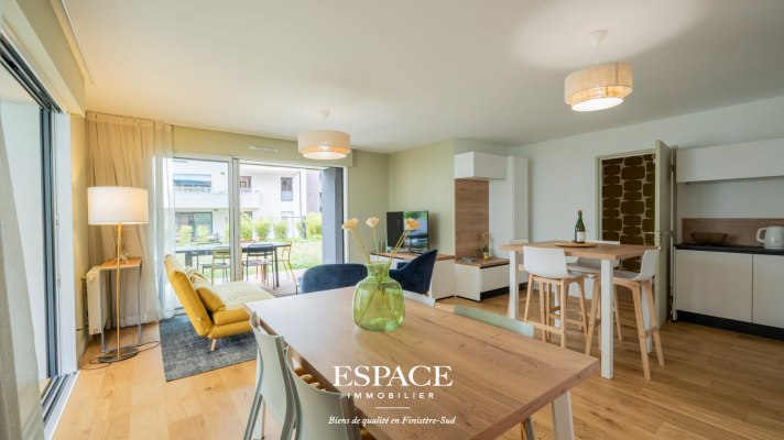 A vendre au coeur de Concarneau bel appartement trois pièces de plain-pied avec terrasse, jardin privatif et garage.