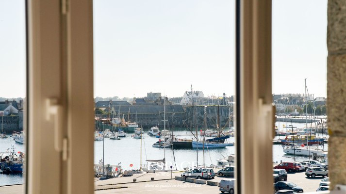 A vendre à Concarneau face au port et à la Ville Close - appartement de charme rénové de 100 m² au dernier étage avec cave et garage
